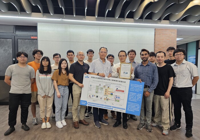 范俊逸教授(右二)、徐瑞壕教授(左一)及克拉迪Arijit Karati教授(右一)及團隊圖片