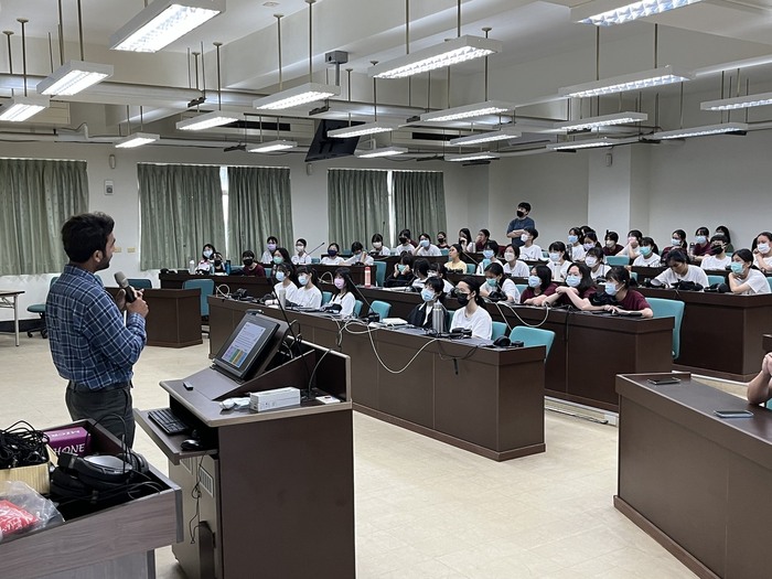 本系克拉迪助理教授講授課程圖片
